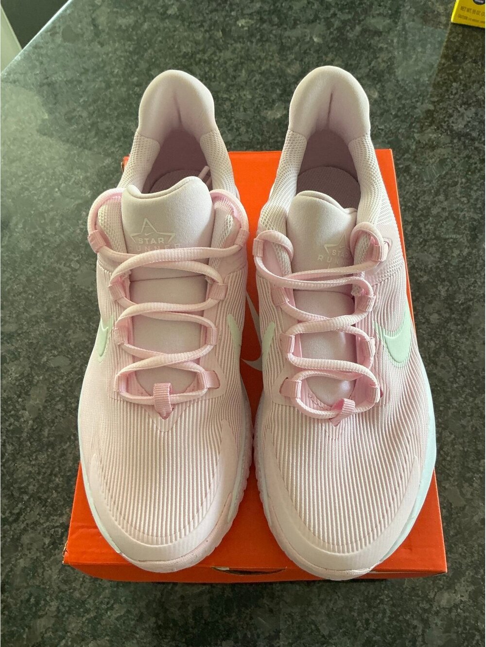 NIKE STAR RUNNER 4 NN Girls size 6.5Y. Pink/White. NWB